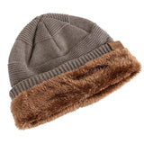 Unisex Fur-Lined Slouchy Winter Beanie: Warm Knitted Cap for Men and Women with Casual Label Decor